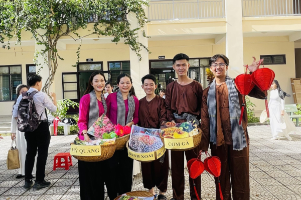 Giáo viên, học sinh tham gia hội diễn văn nghệ “Khúc ca người gieo hạt ”