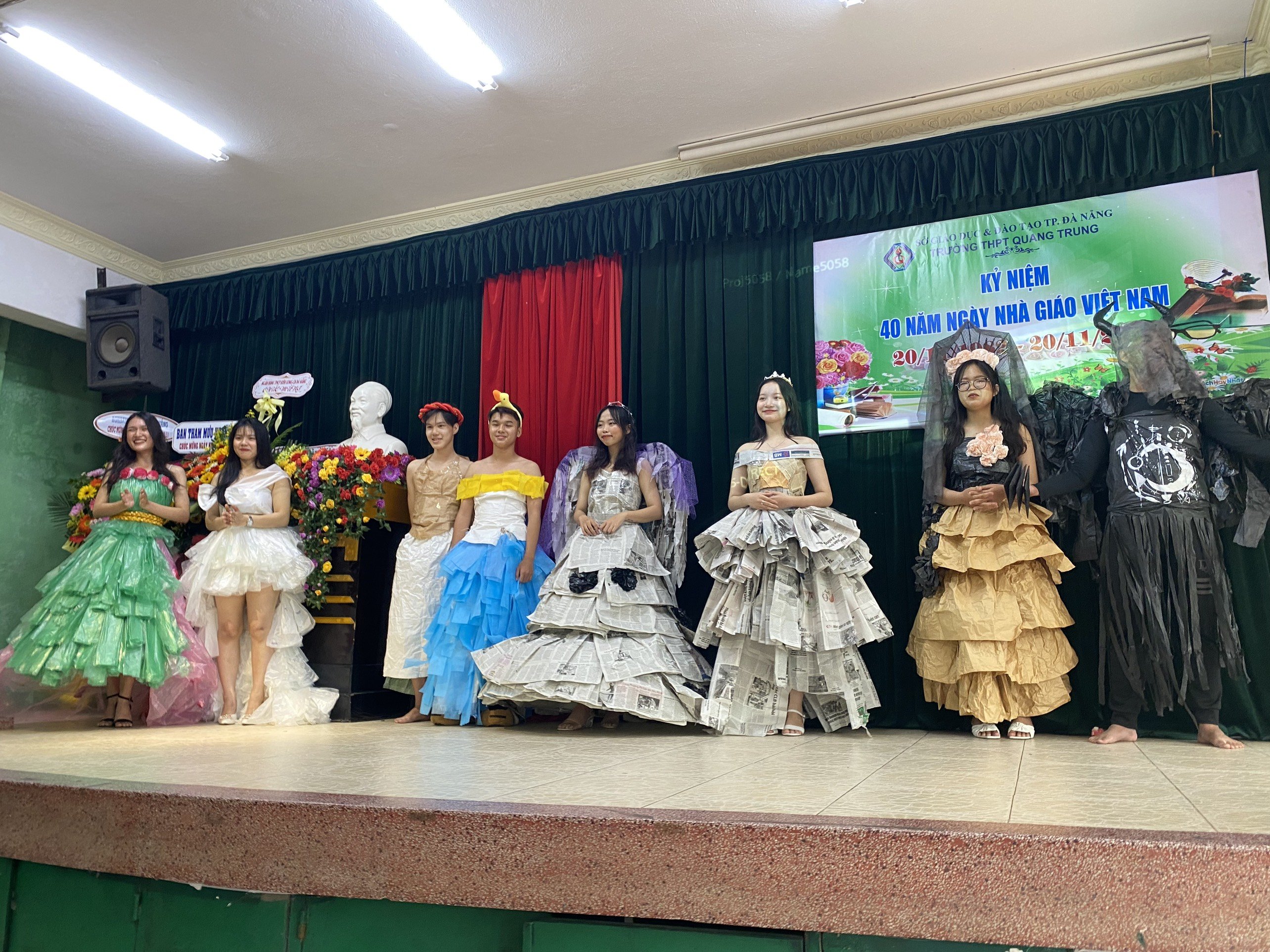 Học sinh thiết kế thời trang từ đồ tái chế